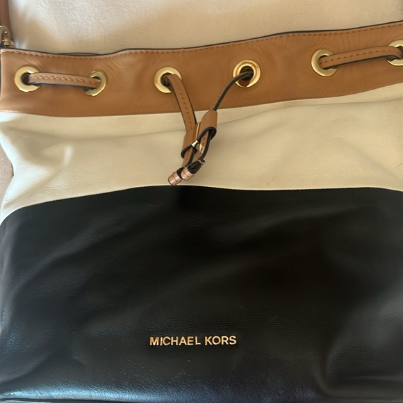 Michael Kors medium bucket bag - Picture 5 of 13